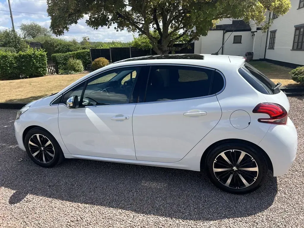 Used Peugeot 208 Allure Premium 2018 White Hatchback