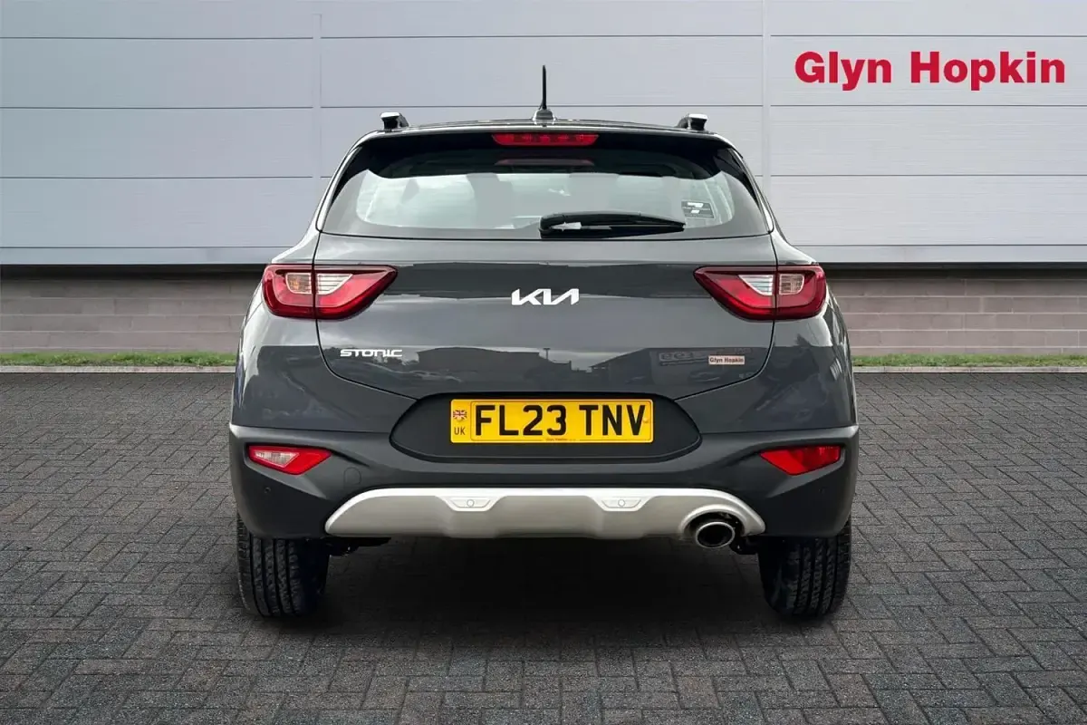 Usado Kia Stonic 99 HP (72 kW) 2023 Cinzento SUV