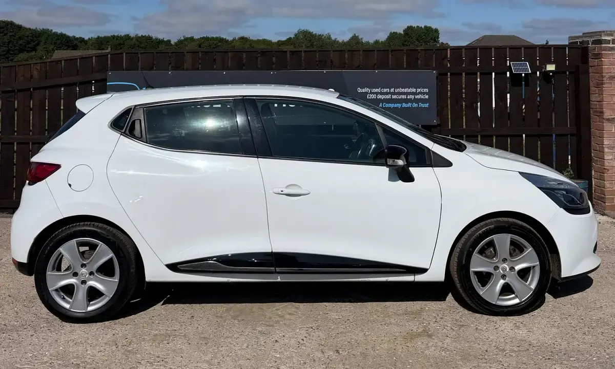 Used Renault Clio Dynamique 2016 White Hatchback