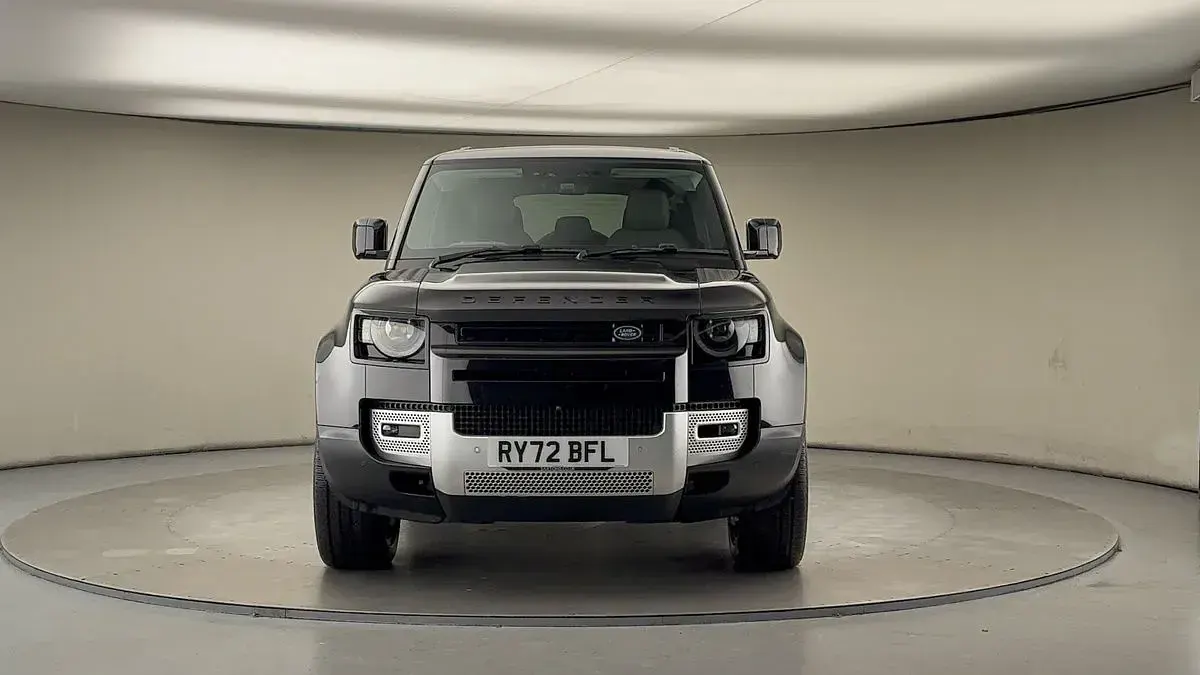 Used Land Rover Defender SE 300 HP (220 kW) 2023 Santorini black SUV