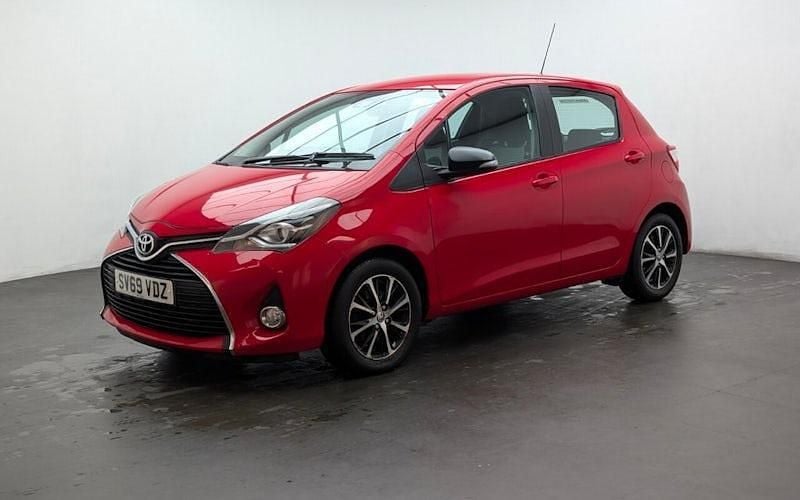 Used Toyota Yaris Hybrid 101 HP (74 kW) 2019 Red Hatchback