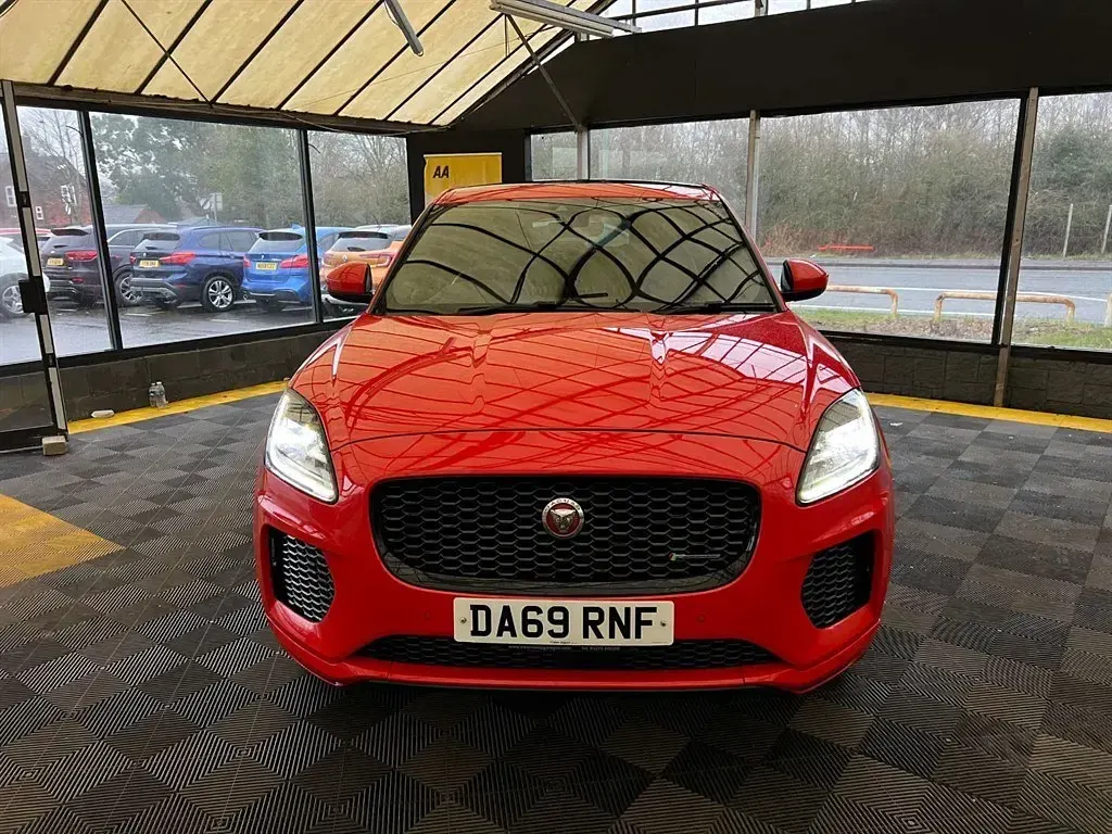 Usado Jaguar E-Pace Chequered Flag 180 HP (132 kW) 2019 Vermelho SUV