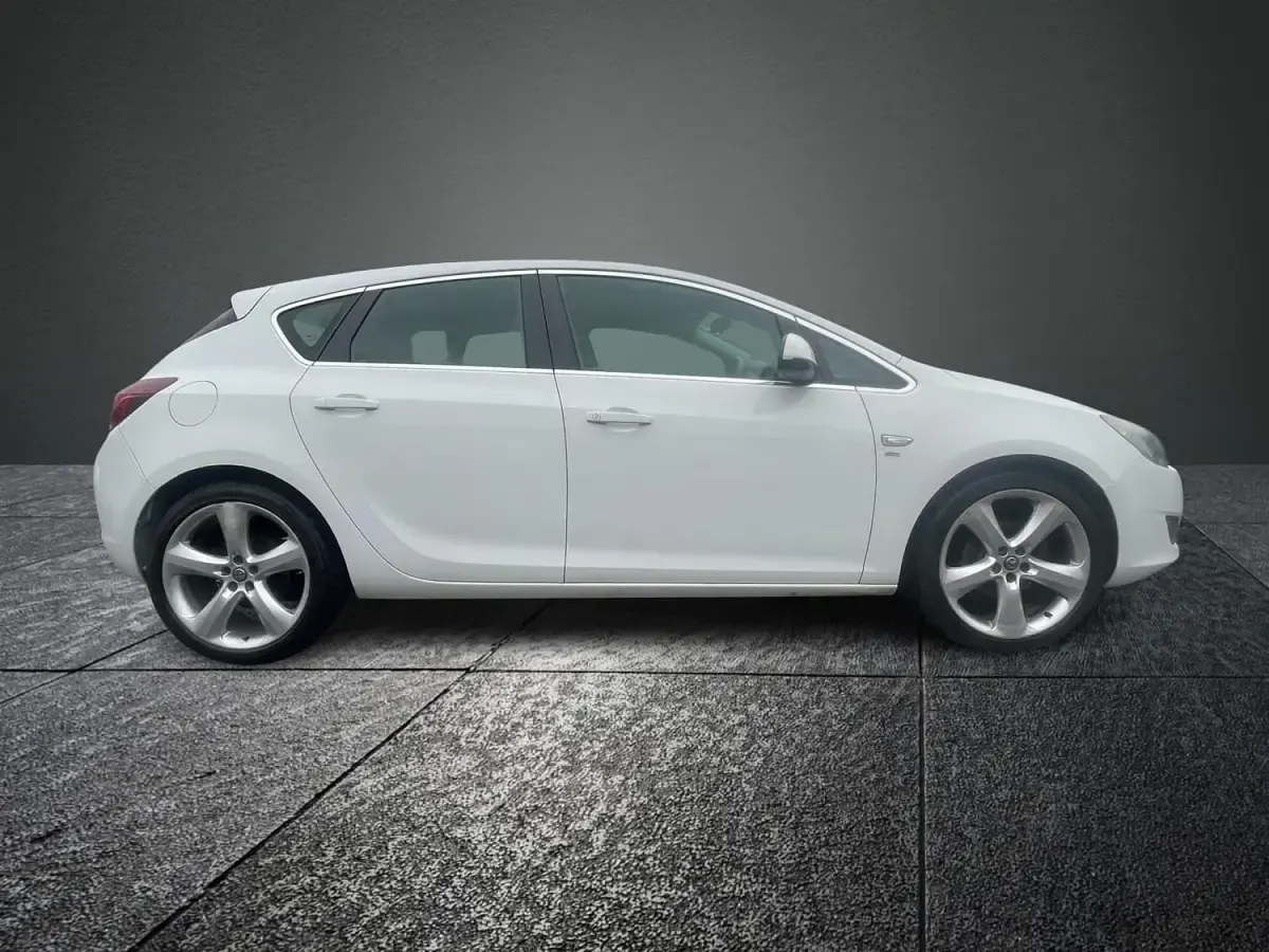 Used Vauxhall Astra SRi 115 HP (84 kW) 2012 White Hatchback