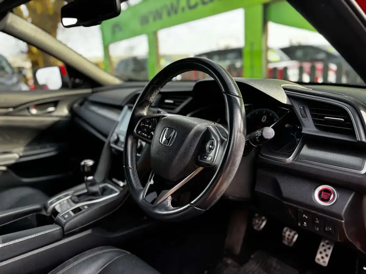 Used Honda Civic EX 129 HP (94 kW) 2018 Red Hatchback