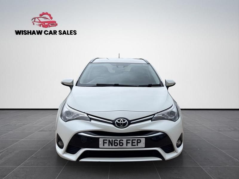 Used Toyota Avensis Business Edition 112 HP (82 kW) 2016 White Estate