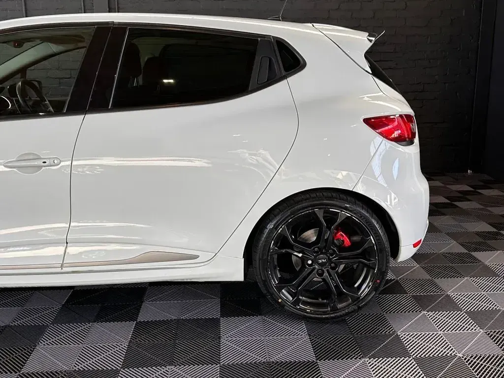 Used Renault Clio IV 200 HP (147 kW) 2014 White Hatchback