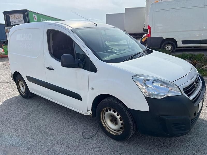 White Used 2017 Peugeot Partner S MPV | £1,999 (Good price) - Image 1/4