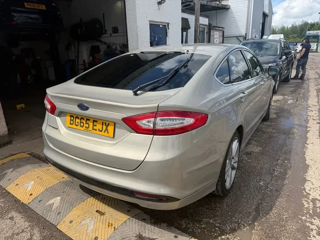 Used Ford Mondeo Titanium 150 HP (110 kW) 2015 Silver Hatchback
