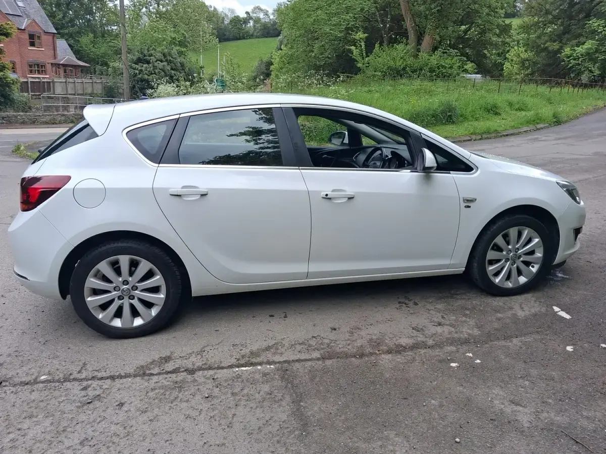 Used Vauxhall Astra Elite 115 HP (84 kW) 2015 White Hatchback