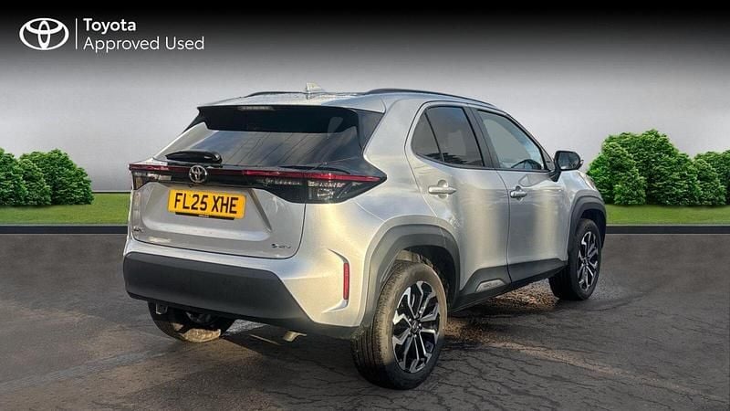 Used Toyota Yaris Hybrid Design 116 HP (85 kW) 2025 Silver Estate