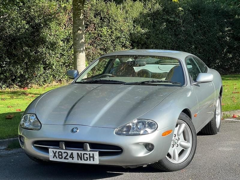 Usado Jaguar XK8 290 HP (213 kW) 2001 Prateado Coupé