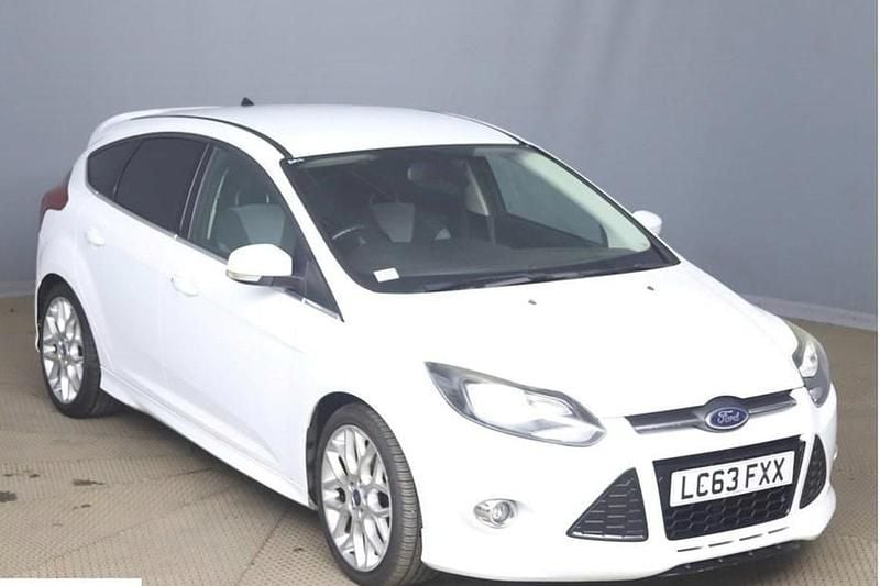 Used Ford Focus Zetec 125 HP (91 kW) 2013 White Hatchback