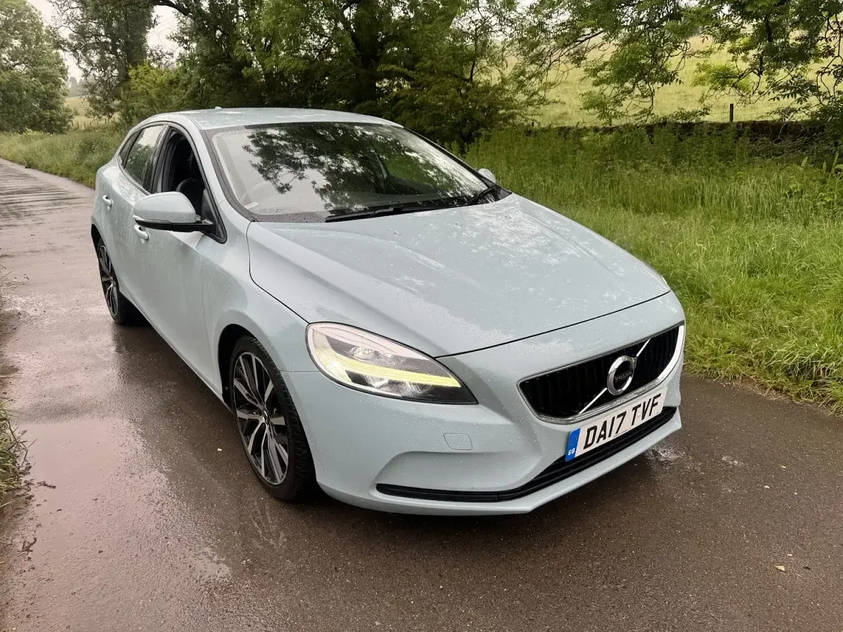Used Volvo V40 Momentum 120 HP (88 kW) 2017 Blue Hatchback