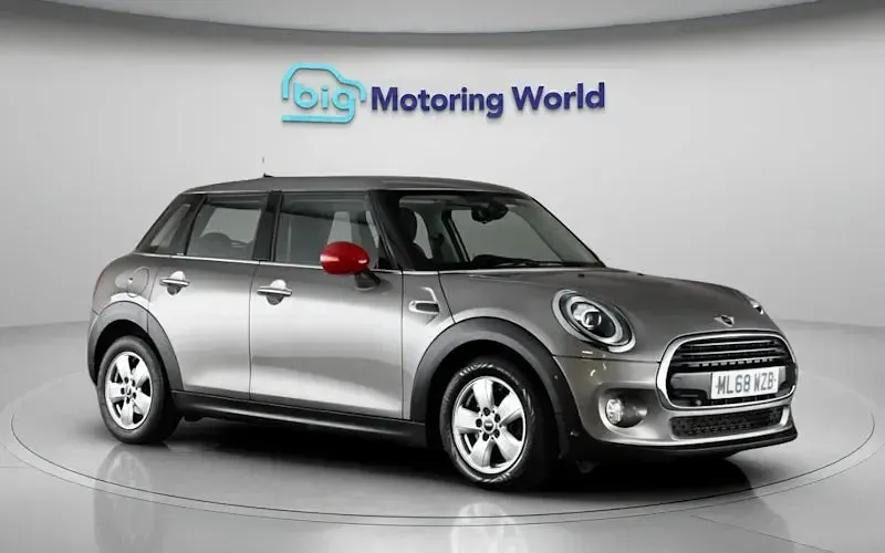 Gebraucht Mini Cooper Hatch 136 PS (100 kW) 2018 Silber Kleinwagen