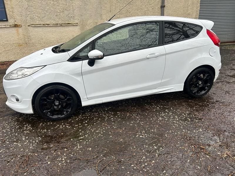 Used Ford Fiesta Metall 134 HP (98 kW) 2012 White Hatchback