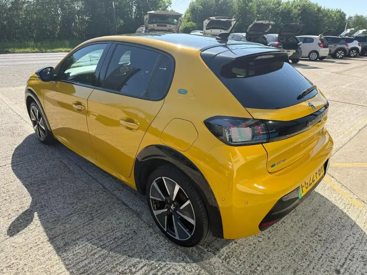 Used Peugeot e-208 GT 98 kW (134 HP) 2022 Yellow Hatchback