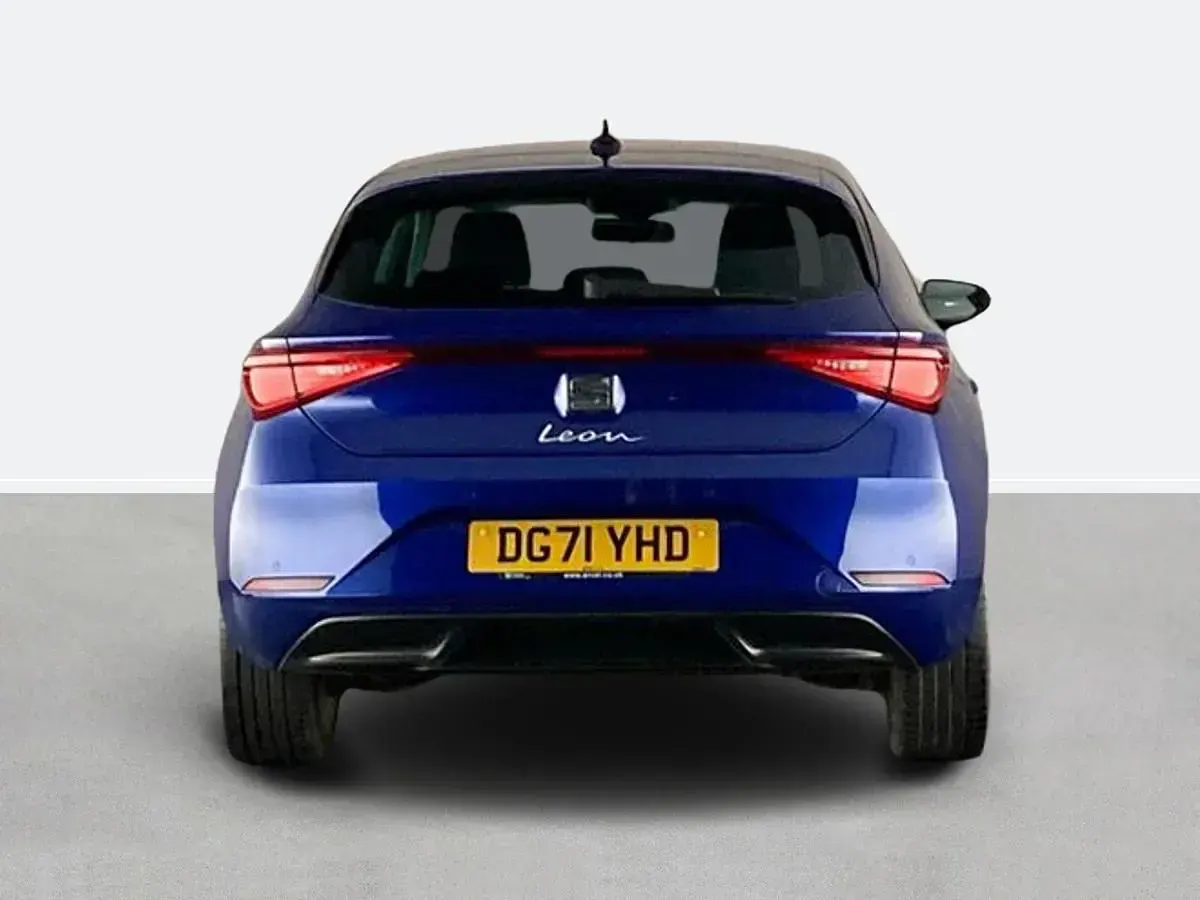 Used Seat Leon SE Dynamic 115 HP (84 kW) 2021 Blue Hatchback