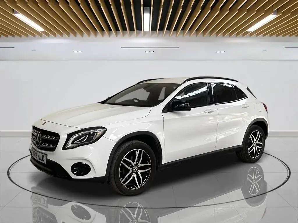 Used Mercedes GLA180 Urban 122 HP (89 kW) 2019 White SUV