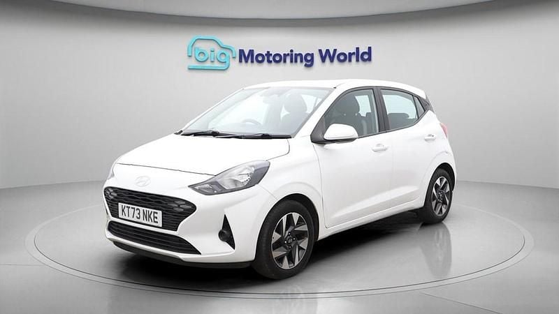 Used Hyundai i10 Advanced 67 HP (49 kW) 2024 White Hatchback