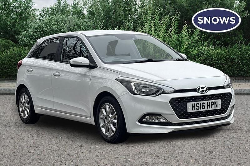 Used Hyundai i20 SE 84 HP (61 kW) 2016 White Hatchback