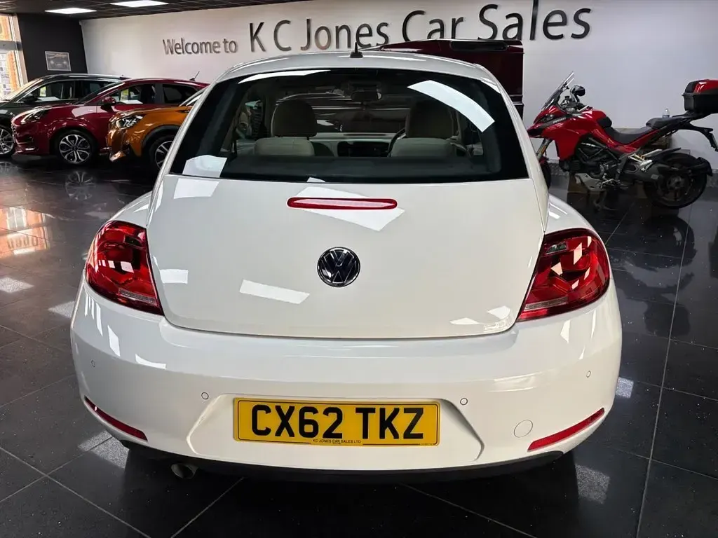 Used VW Beetle Design 105 HP (77 kW) 2012 White Hatchback