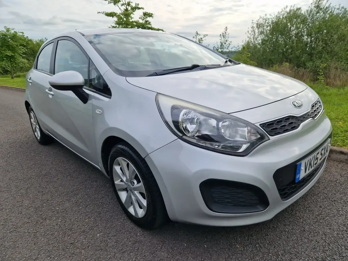 Begagnad Kia Rio 2015 Silver Halvkombi