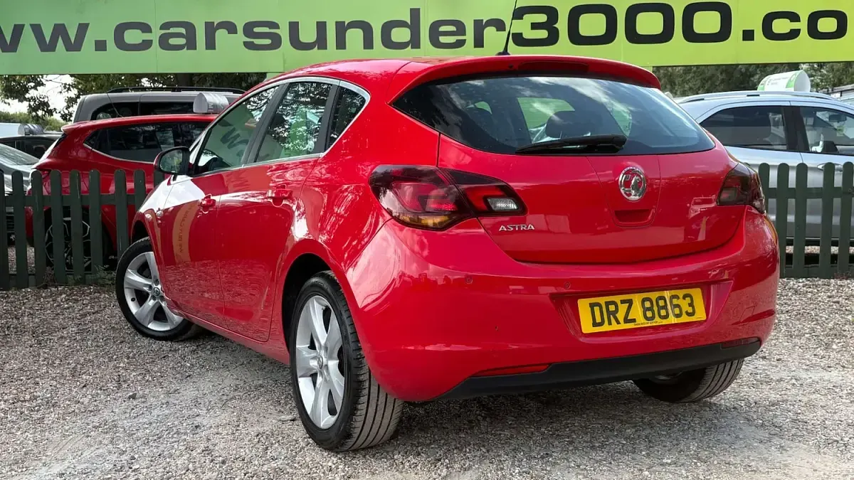 Used Vauxhall Astra SRi 100 HP (73 kW) 2012 Red Hatchback
