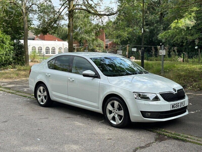 White Used 2017 Skoda Octavia Sport Hatchback | £4,495 (Fair price) - Image 1/4