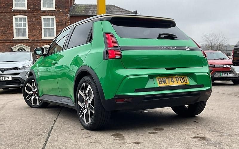 Used Renault 5 E-Tech Komfort 110 kW (150 HP) 2025 Hatchback