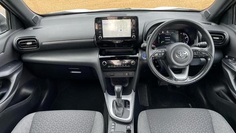 Used Toyota Yaris Hybrid Design 114 HP (83 kW) 2023 Blue