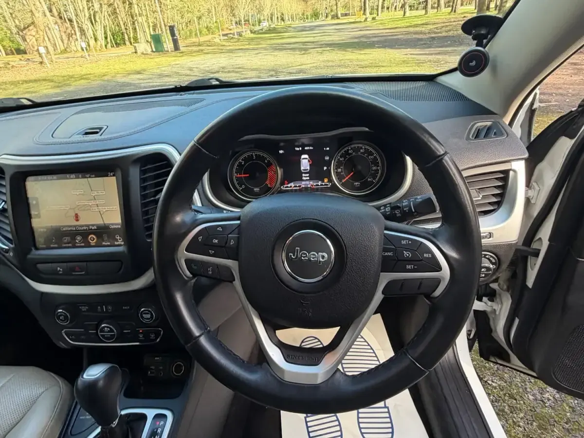 Used Jeep Cherokee Limited 200 HP (147 kW) 2015 White SUV