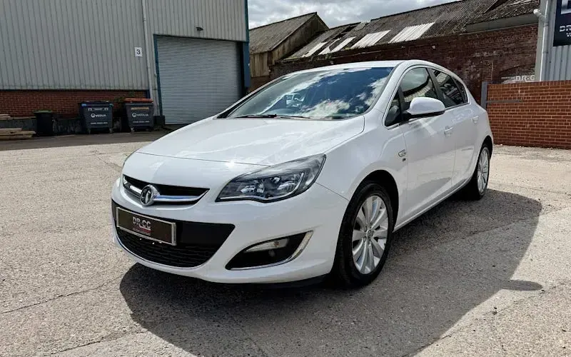 Second-hand Vauxhall Astra Elite 116 CP (85 kW) 2015 Alb Hatchback