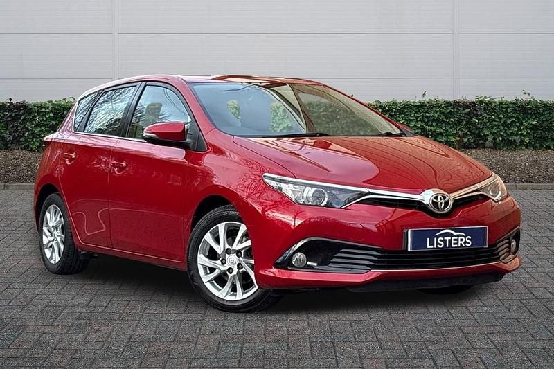 Used Toyota Auris 116 HP (85 kW) 2016 Red Hatchback