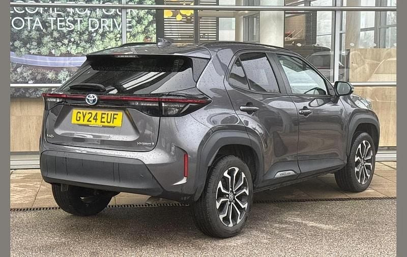 Used Toyota Yaris Cross Design 113 HP (83 kW) 2024 Grey SUV