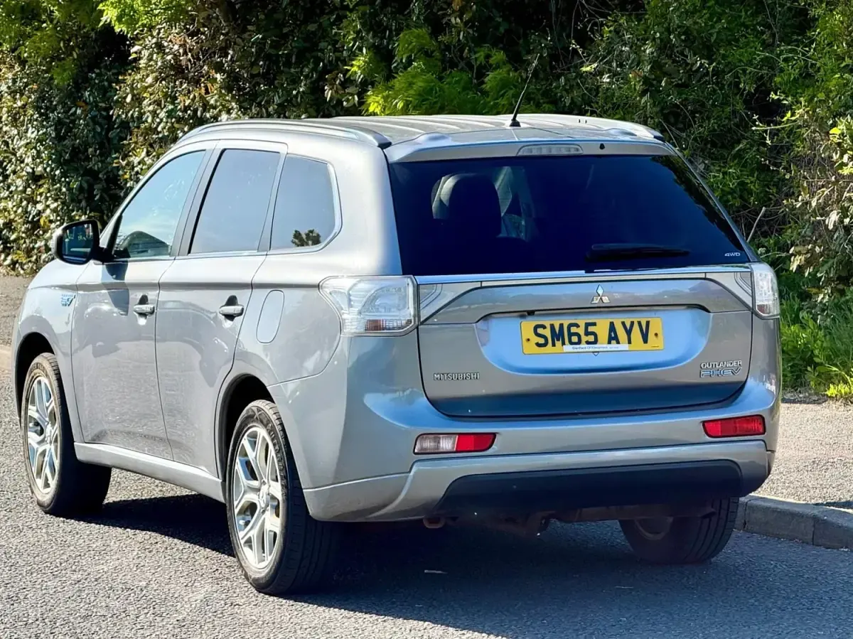Begagnad Mitsubishi Outlander P-HEV 2015 Grå SUV