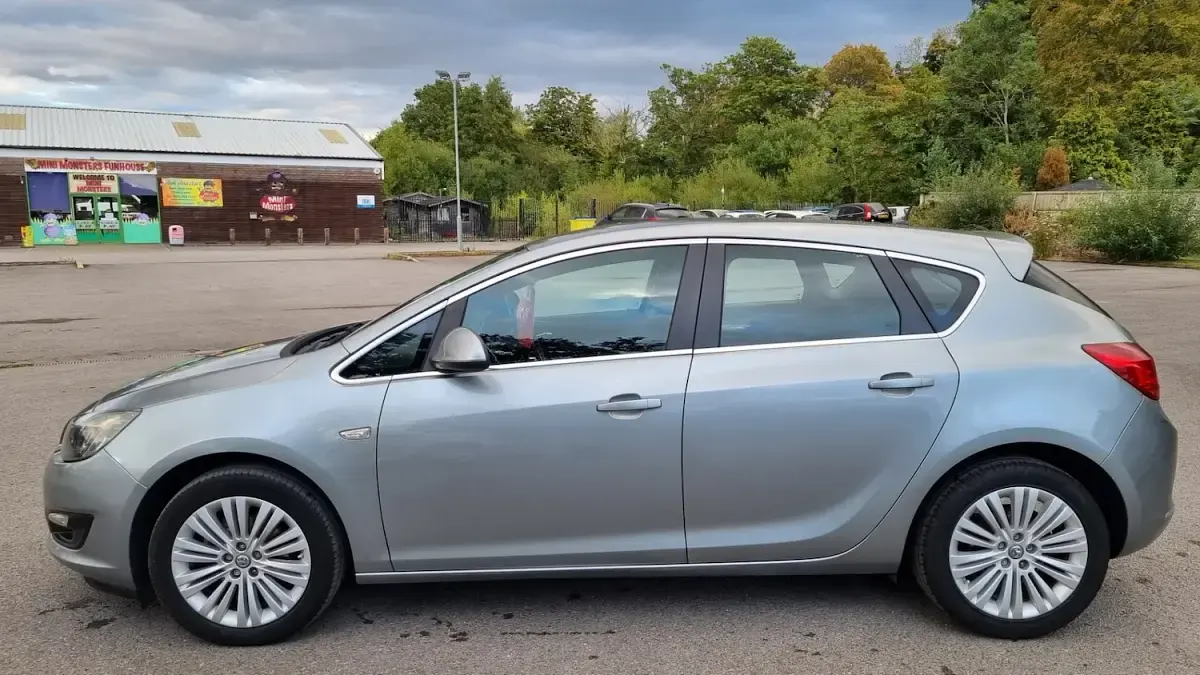Used Vauxhall Astra Excite 115 HP (84 kW) 2014 Silver Hatchback