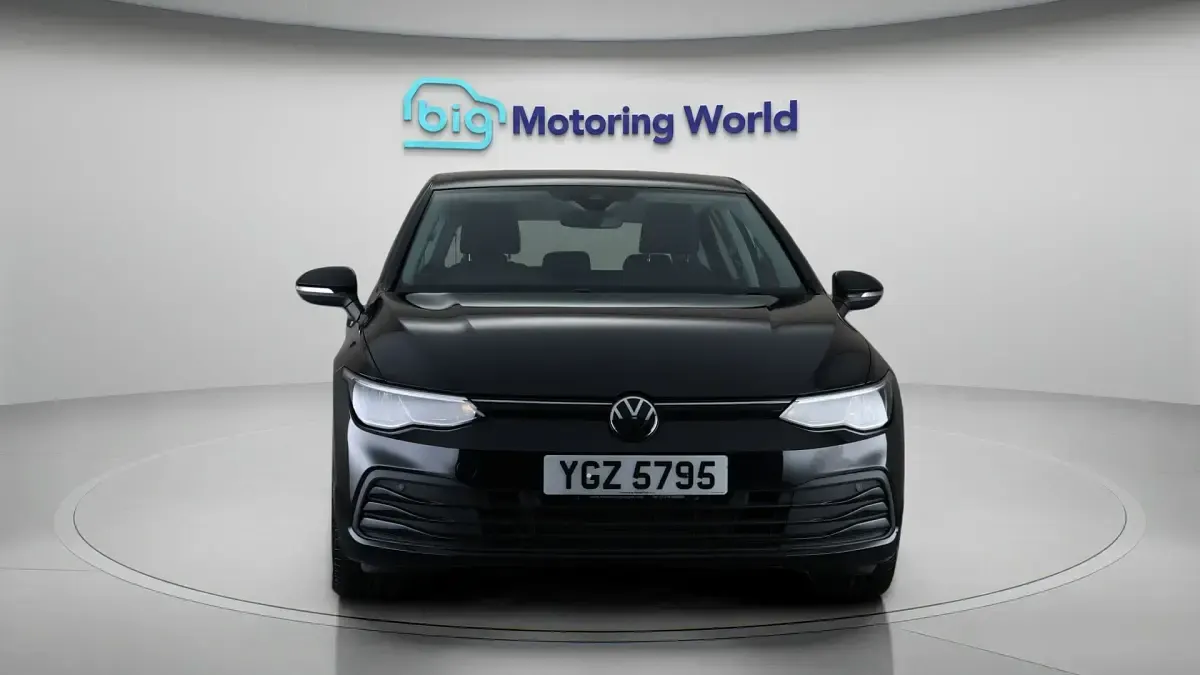 Second-hand VW Golf VIII S 108 CP (79 kW) 2022 Negru Hatchback