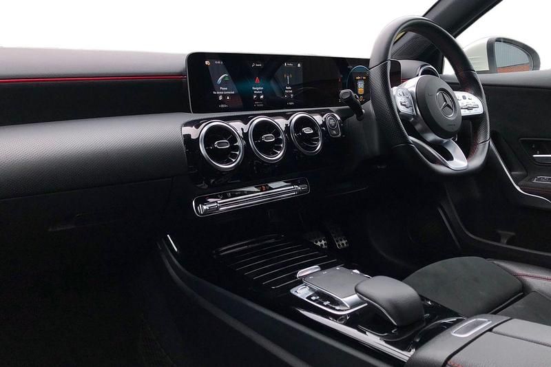 Used Mercedes A180 Executive 136 HP (100 kW) 2019 White Hatchback