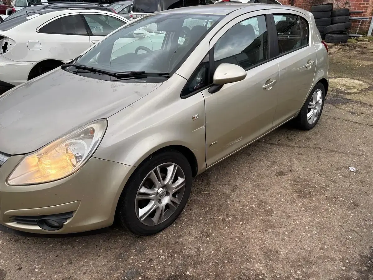 Used Vauxhall Corsa Design Edition 89 HP (65 kW) 2009 Gold Hatchback