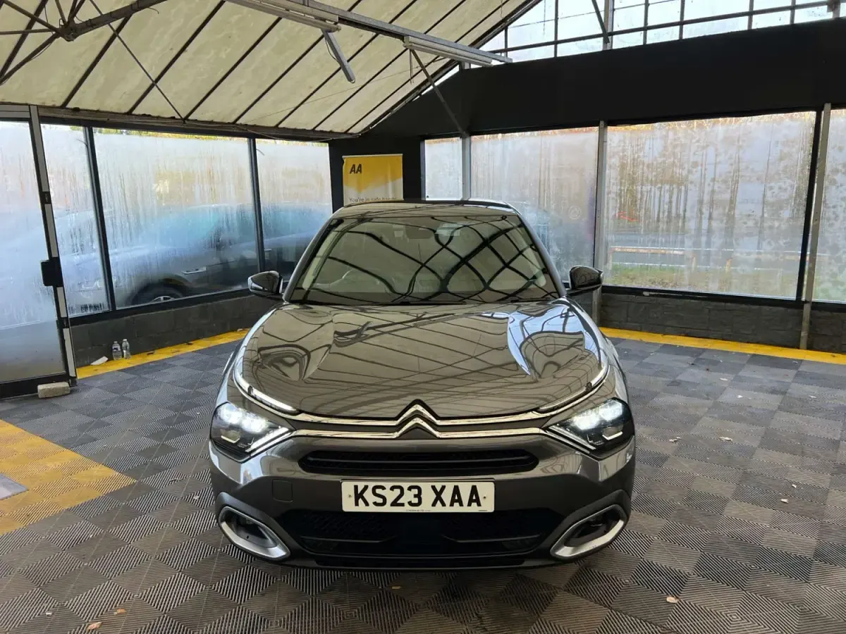Usado Citroën C4 Shine 2023 Cinzento SUV