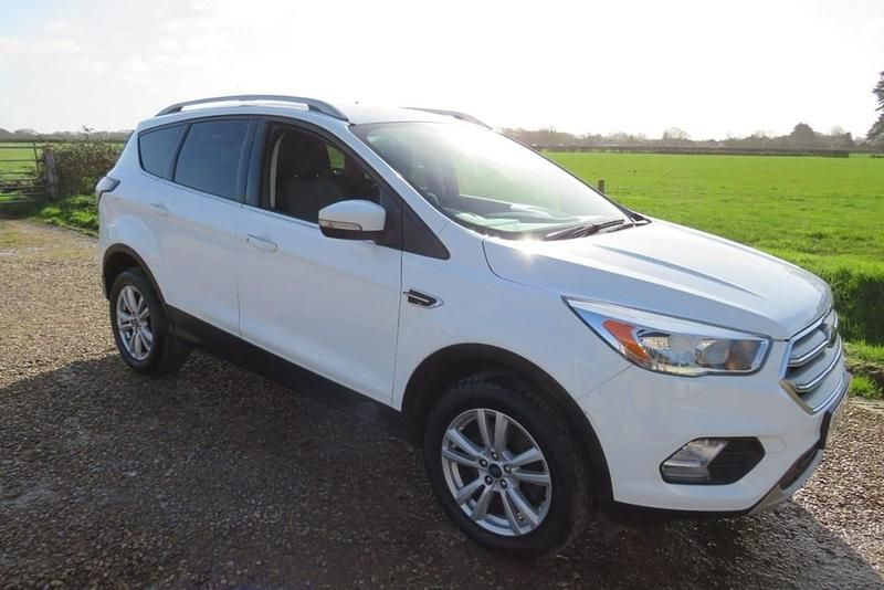 Usado Ford Kuga Zetec 150 HP (110 kW) 2017 Branco SUV
