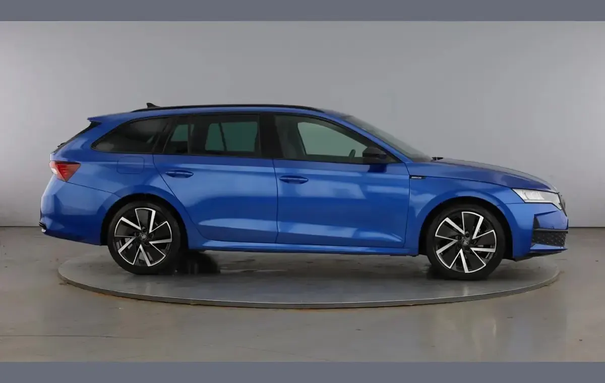 Used Skoda Octavia SportLine 147 HP (108 kW) 2025 Race blue metallic Estate