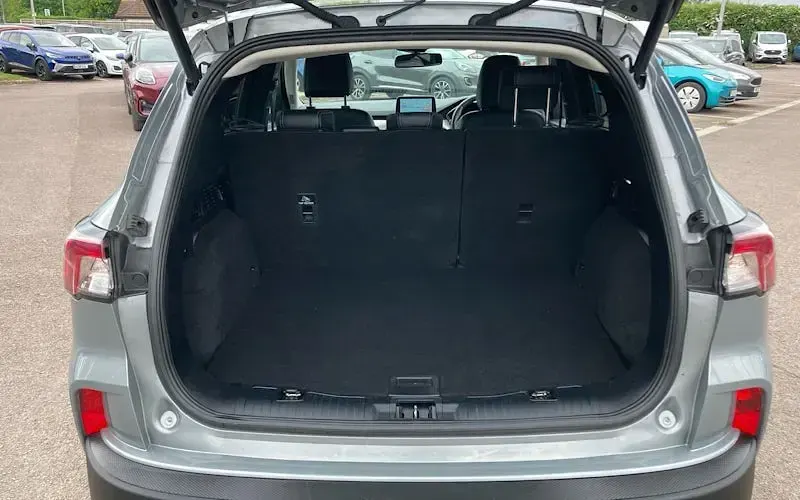 Usado Ford Kuga Titanium 150 HP (110 kW) 2023 Prateado SUV