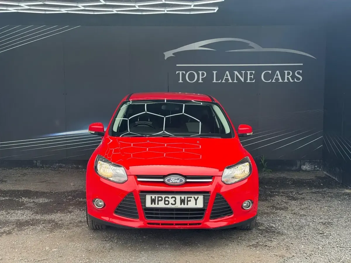 Used Ford Focus Zetec 125 HP (91 kW) 2013 Red Hatchback