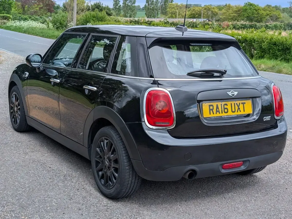 Usado Mini ONE Hatch 102 CV (75 kW) 2016 Negro Utilitario