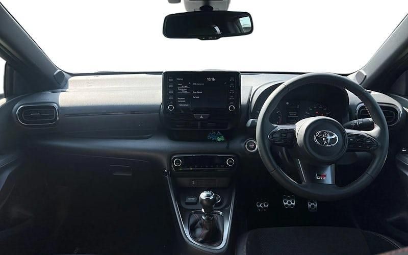 Begagnad Toyota Yaris 272 HK (200 kW) 2021 Vit Halvkombi