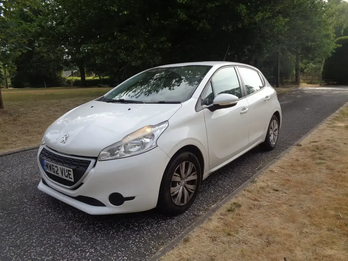Used Peugeot 208 Access 68 HP (50 kW) 2013 White Hatchback