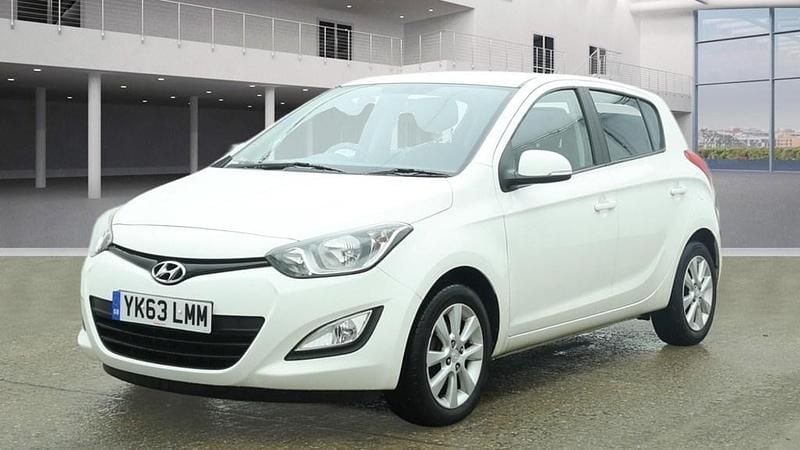 Used Hyundai i20 Active 85 HP (62 kW) 2013 White Hatchback