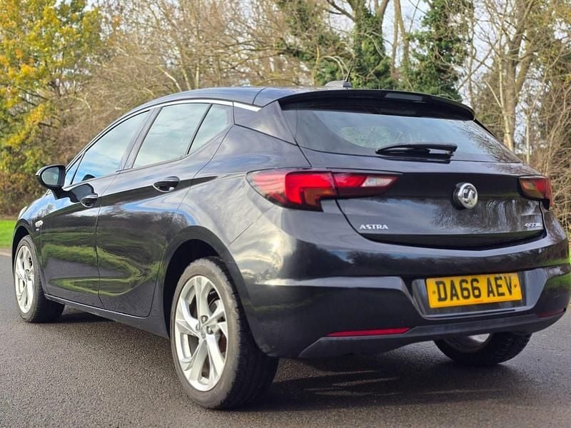 Used Vauxhall Astra SRi 105 HP (77 kW) 2016 Black Hatchback