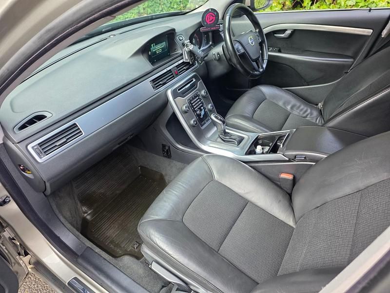 Used Volvo V70 SE 2017 Gold Estate